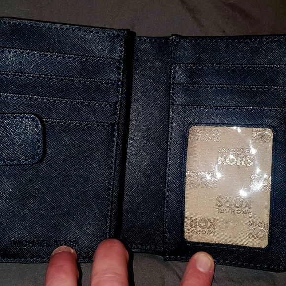 Micheal Kors wallet brand new never used - Picture 2 of 3